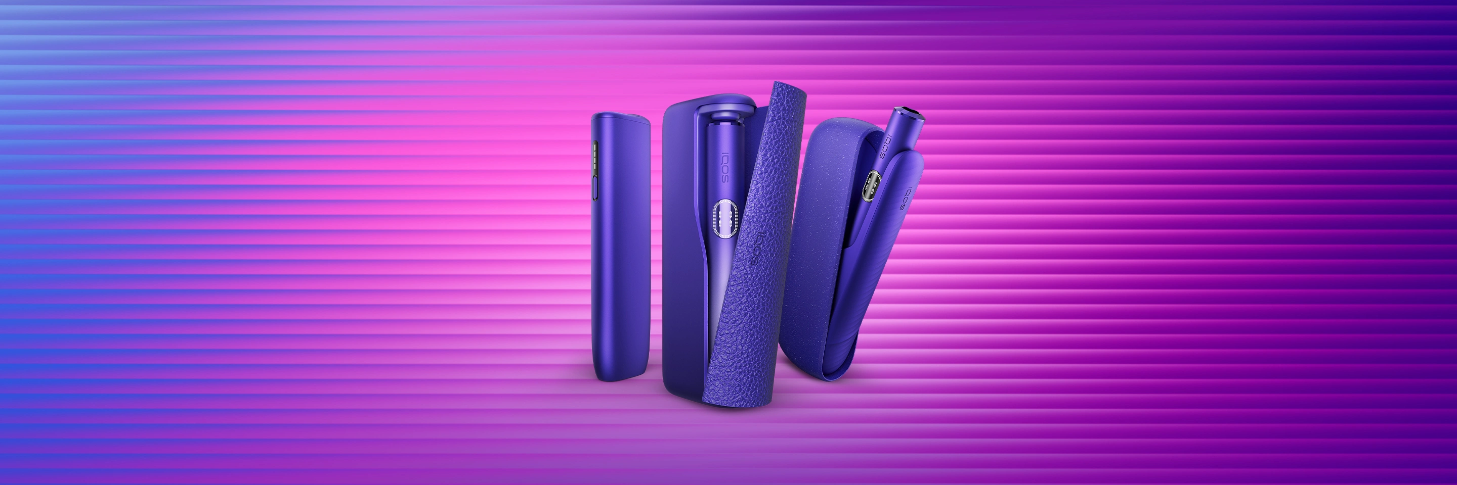 Visi IQOS ILUMA i Electric Purple įrenginiai ryškiame violetiniame ir rožiniame fone su užrašu „Atrask naują IQOS spalvą“ kairėje pusėje, „IQOS ILUMA i Electric Purple