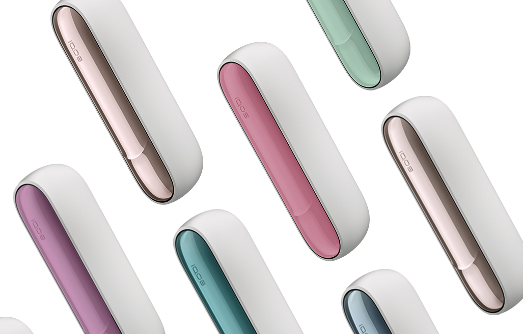Man holding IQOS