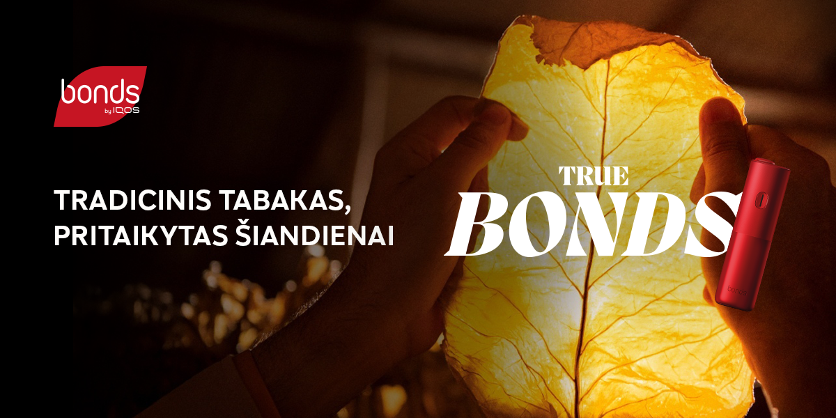 BONDS kaitinamojo tabako įrenginys pavaizduotas šalia iš užpakalio apšviesto tabako lapo, laikomo abiem rankomis. Vaizde matomas tekstas „Traditionally Crafted Tobacco Made for Today“ ir „True BONDS“, šiltų gintaro spalvų fone.