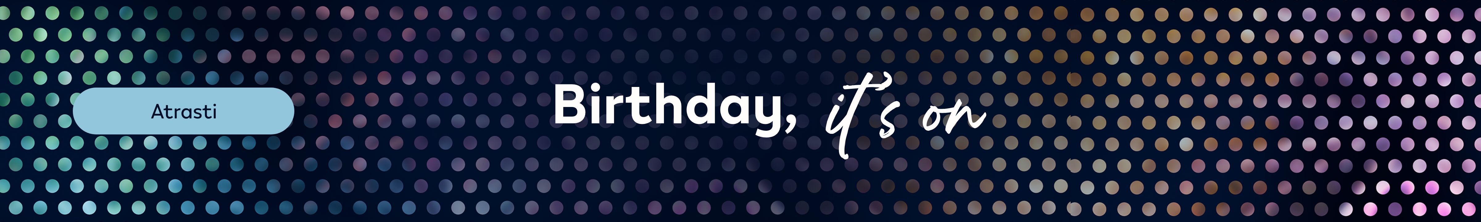 Tamsus taškuotas fonas, baltas tekstas „Birthday, it’s on“, spalvų pliūpsnis dešinėje ir mygtukas „Atrasti