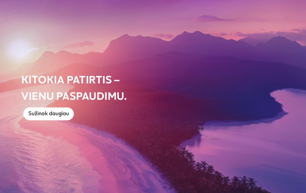 Saulėlydžio virš kalvų ir jūros pakrantės su palmėmis peizažas su užrašu "Kitokia patirtis - vienu paspaudimu." bei mygtuku "Sužinok daugiau".