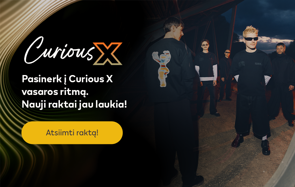 „Curious X“ kampanijos baneris, kuriame vaizduojami „Solo Ansamblis“ ir „Trytoupcycle", vilkintys „Curious X“ bendradarbiavimo kolekcijos drabužius, su žinute „Pasinerk į Curious X vasaros ritmą. Nauji raktai jau laukia!“ ir mygtuku „Atsiimk raktą!“.