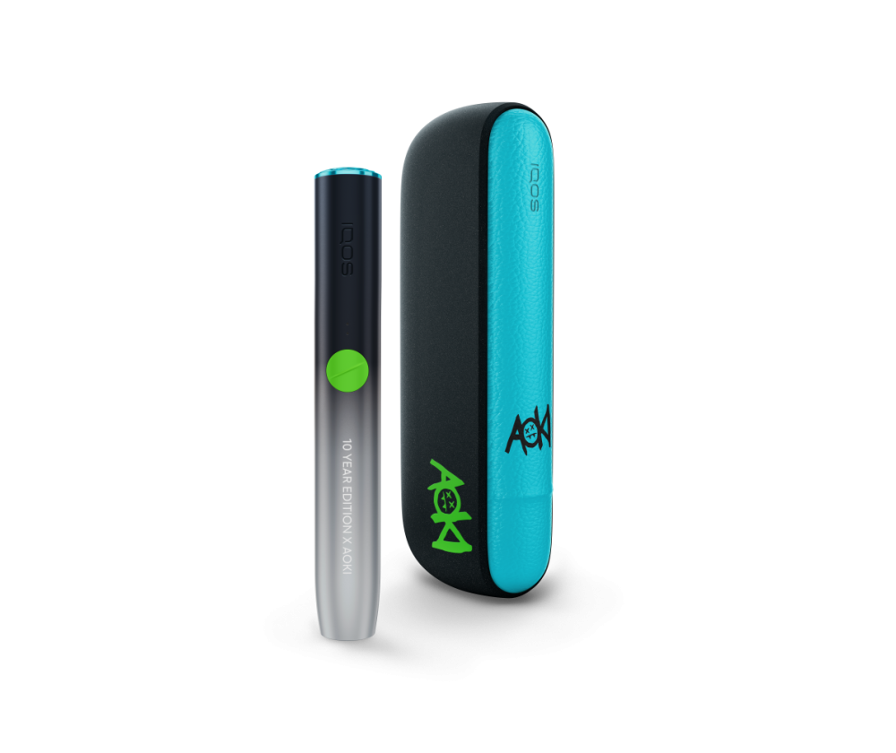 IQOS ILUMA Aoki riboto leidimo įrenginys su Steve Aoki nugarėle Shining Blue spalvos ir įrenginio laikiklis