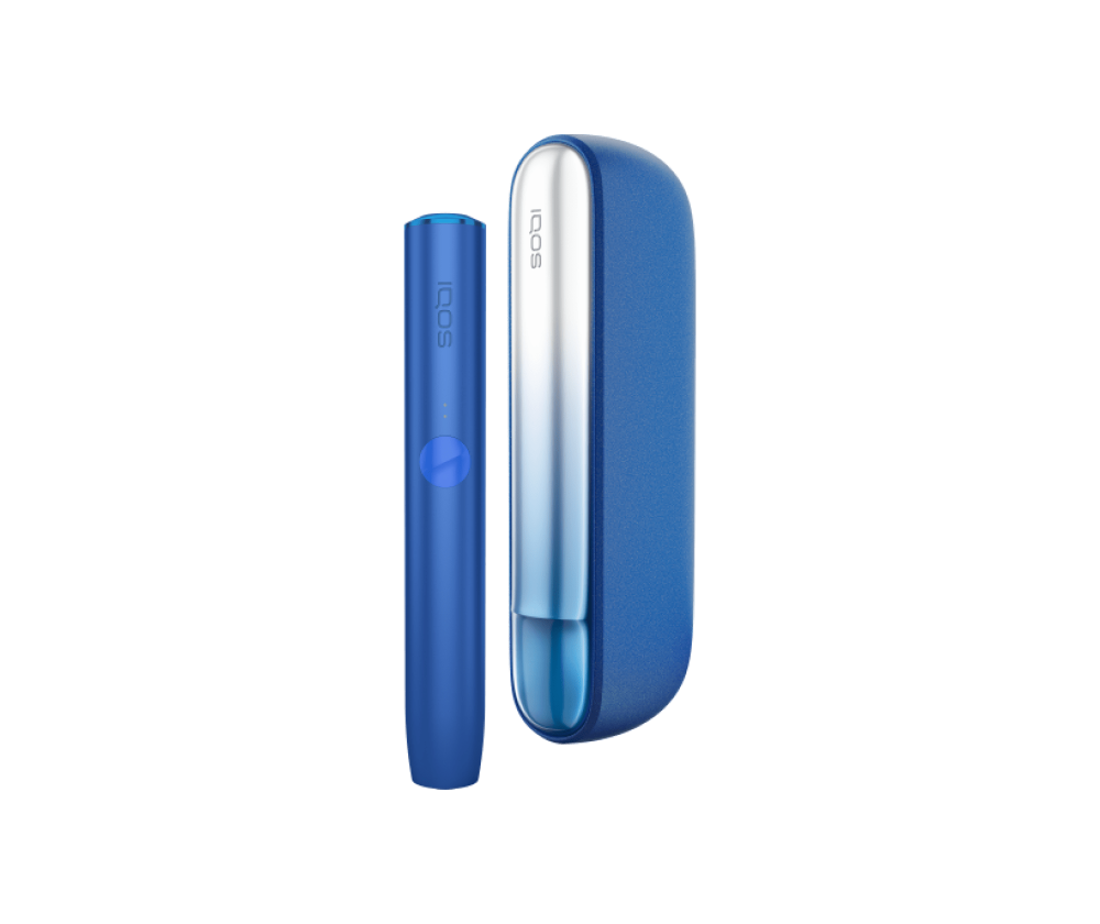 IQOS ILUMA įrenginys su STARDRIFT Galaxy Blue spalvos nugarėle ir įrenginio laikiklis